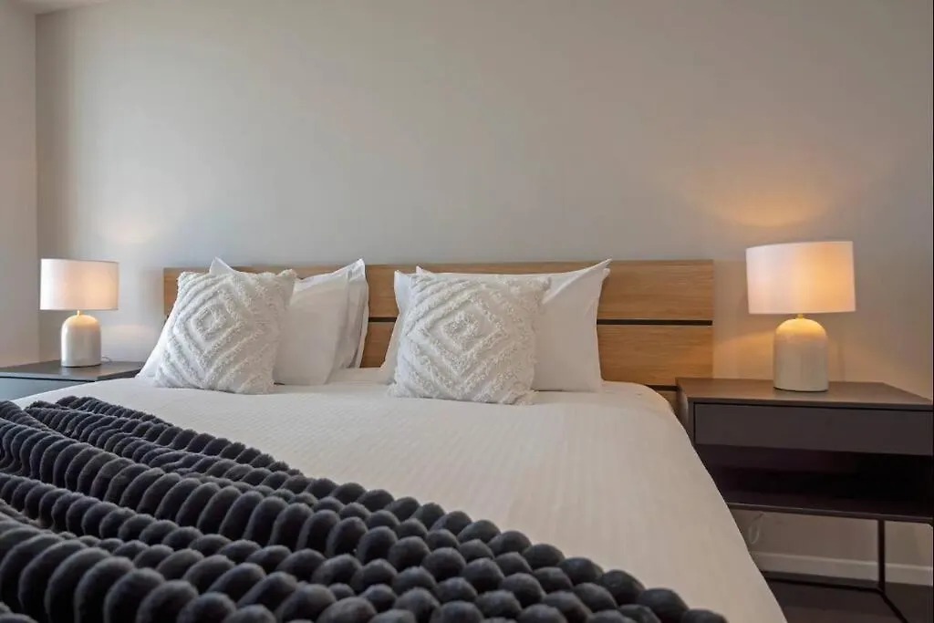 Modern Coastal Apartment - Walk To Beach And Shops contacts